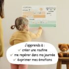 Enfant utilisant le tableau magnétique Ma petite routine de l’Atelier Gigogne pour apprendre à créer sa routine quotidienne et exprimer ses émotions.