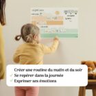 Enfant observant son tableau Ma petite routine pour structurer sa journée et exprimer ses émotions.