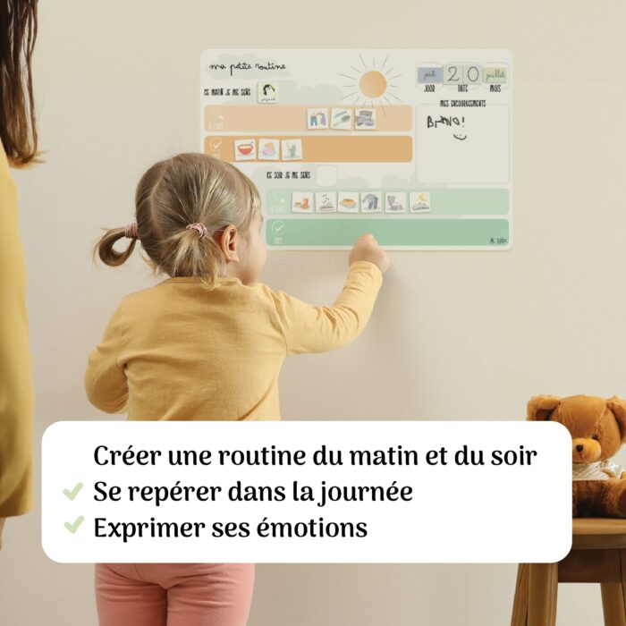 Enfant observant son tableau Ma petite routine pour structurer sa journée et exprimer ses émotions.