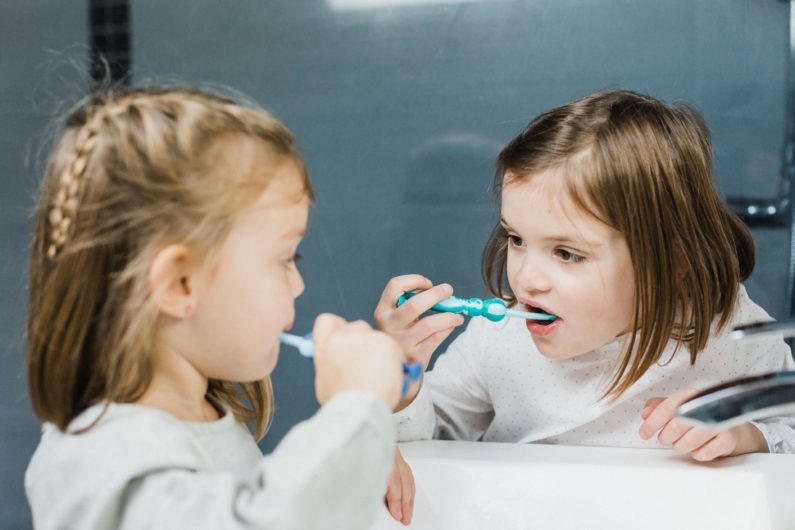 7 astuces pour motiver votre enfant à se laver les dents