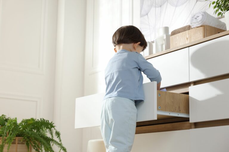 enfant rangement aide au ménage