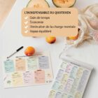 Organisateur repas de l’Atelier Gigogne posé sur une table de cuisine avec fruits frais, listes de courses et menu hebdomadaire complété.