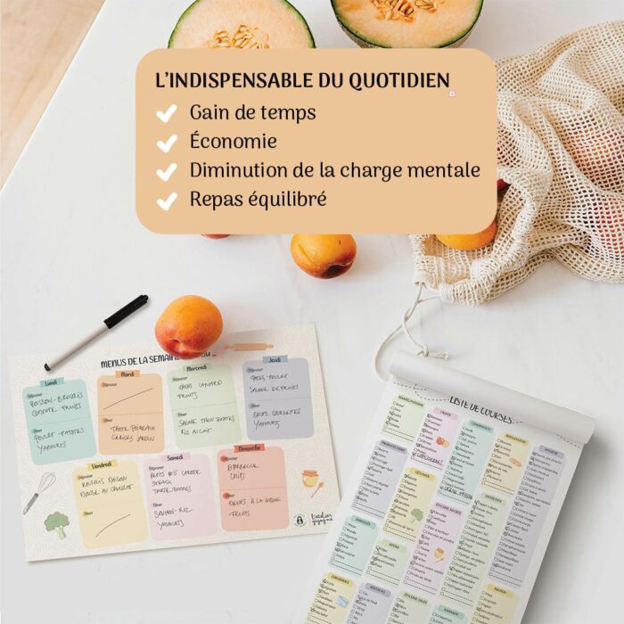 Organisateur repas de l’Atelier Gigogne posé sur une table de cuisine avec fruits frais, listes de courses et menu hebdomadaire complété.
