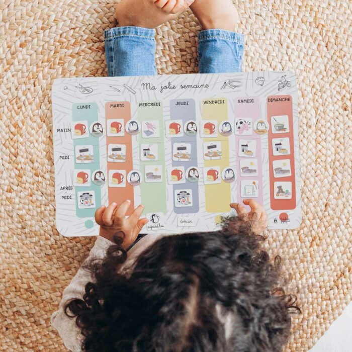 Enfant utilisant le semainier enfant magnétique Ma jolie semaine