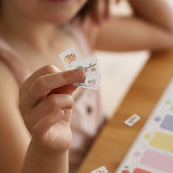 Main d’enfant tenant des magnets activités enfant