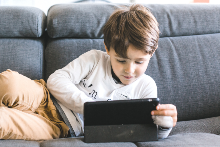 Les enfants sont en vacances : Comment gérer les écrans ?