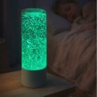 Veilleuse bouteille sensorielle phosphorescente posée sur une table de nuit pour rassurer l’enfant au moment du coucher