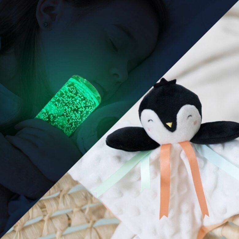 Bébé endormi tenant une bouteille sensorielle phosphorescente, avec un doudou émotions posé à côté pour un sommeil rassurant.