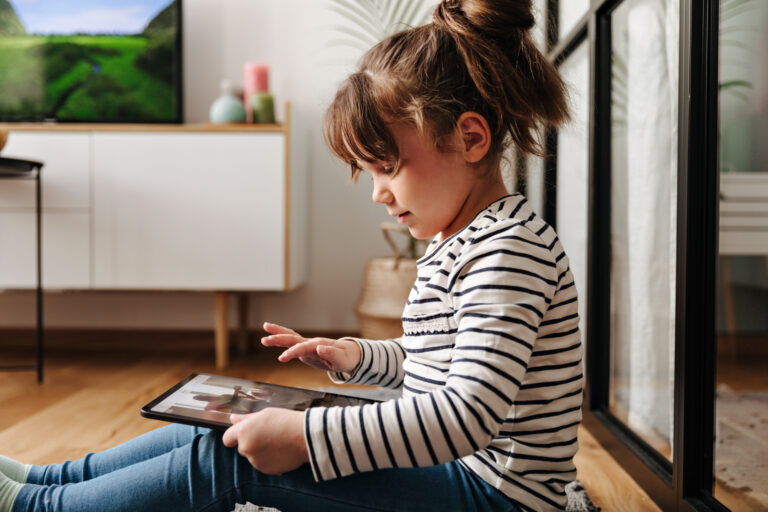 enfant écrans numérique tablette IA apprentissage