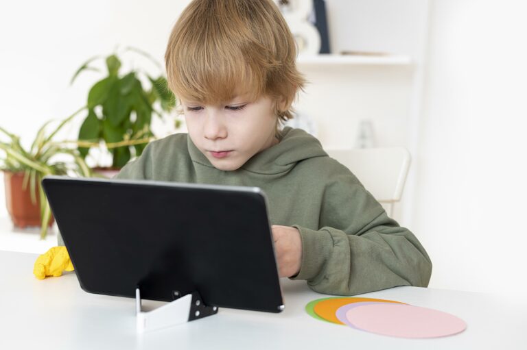 enfant garçon écrans IA technologie numérique