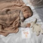 petite fille cartes étapes instants magiques