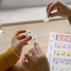 magnets famille utilisés par un enfant et un parent sur un semainier