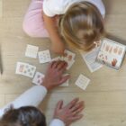 Enfant qui apprend à reconnaître les chiffres et les quantités grâce à des cartes éducatives.