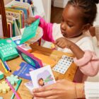 Enfant utilisant la boîte stop pouce pour arrêter de sucer son pouce