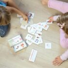 Enfants jouant au jeu éducatif Classer par ordre de taille pour comparer et organiser des objets du plus petit au plus grand
