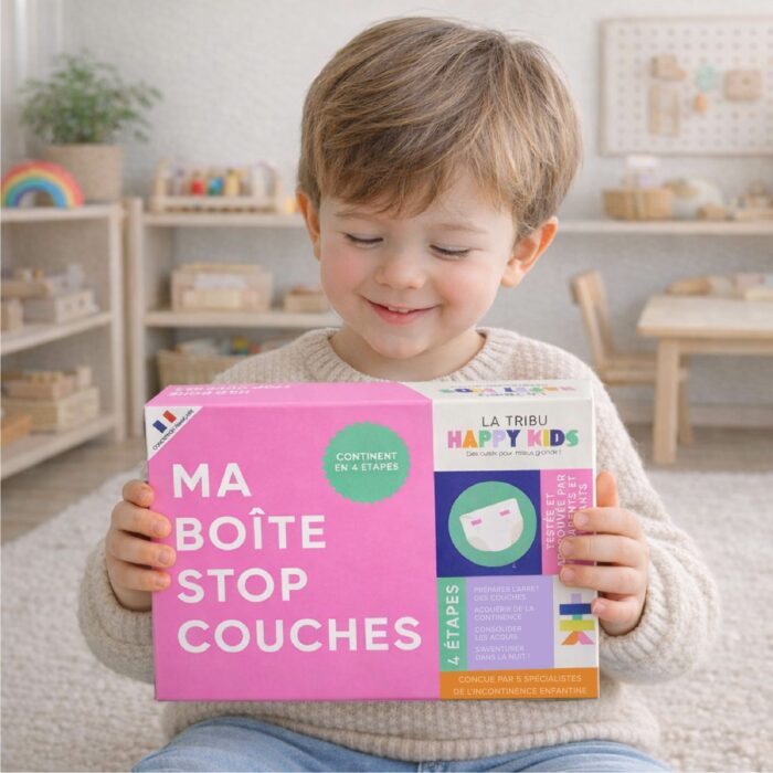 Enfant tenant la boîte stop couches pour apprendre la propreté