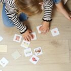 Enfant classant des cartes du plus petit au plus grand avec un jeu éducatif sur les tailles