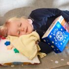 Bébé endormi avec Ma Boîte de Nuit, solution douce pour améliorer le sommeil des nourrissons et jeunes enfants.