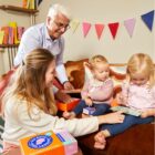 Enfant tenant Ma Boîte Éveil Langage, jeu éducatif pour développer le vocabulaire et la communication