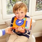 Famille utilisant Ma Boîte Éveil Langage pour stimuler la communication et les premiers mots