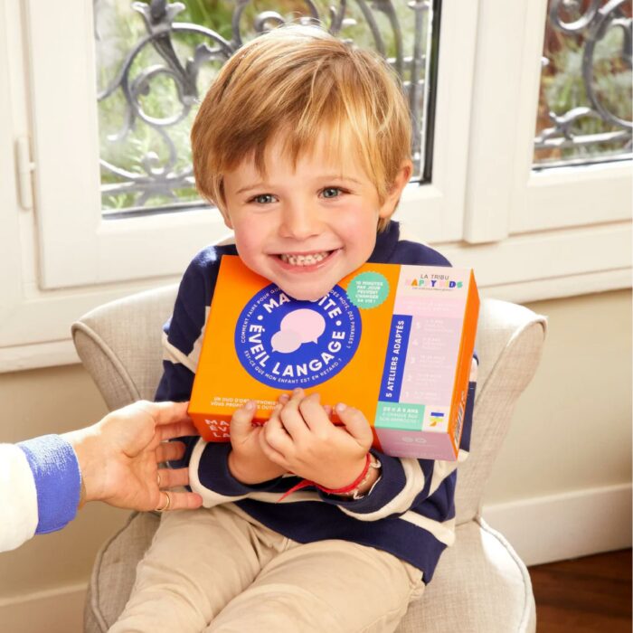 Famille utilisant Ma Boîte Éveil Langage pour stimuler la communication et les premiers mots