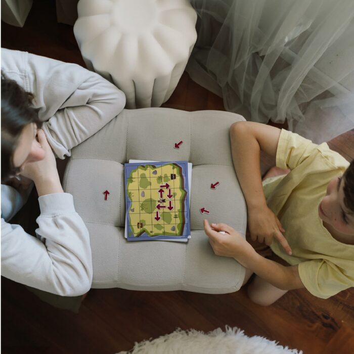 Enfants jouant au jeu d’orientation enfant Le Parcours Fléché sur plateau magnétique