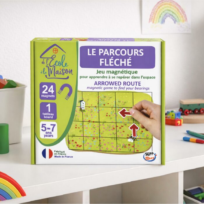 Boîte du jeu d’orientation enfant Le Parcours Fléché avec plateau quadrillé et flèches directionnelles
