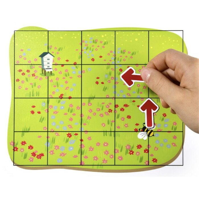 Plateau quadrillé avec flèches du jeu d’orientation enfant Le Parcours Fléché