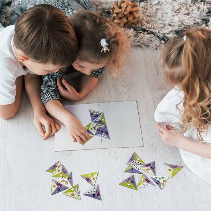 Enfants jouant ensemble au jeu éducatif Les triangles des nombres
