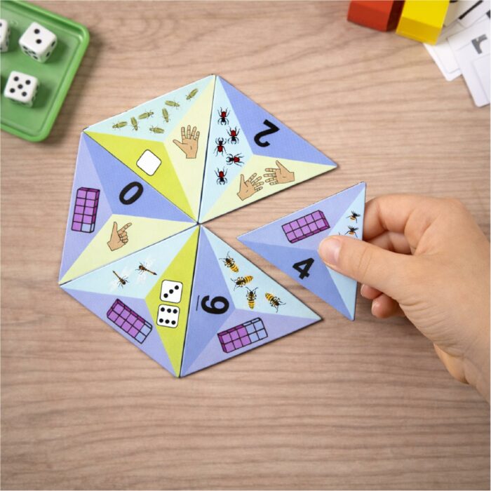 Enfant manipulant les triangles des nombres pour associer chiffres et quantités